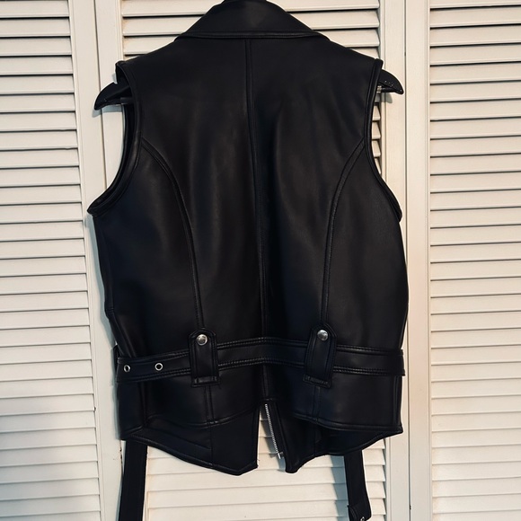 Chic Black Sleeveless Vest with Zipper Accents - Picture 3 of 4
